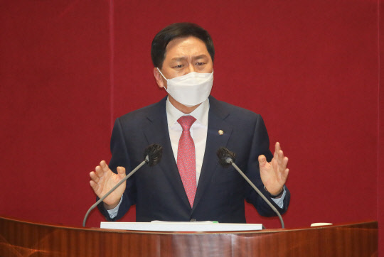 김기현 국민의힘 원내대표가 17일 서울 여의도 국회에서 열린 본회의에서 교섭단체 대표연설을 하고 있다. 연합뉴스